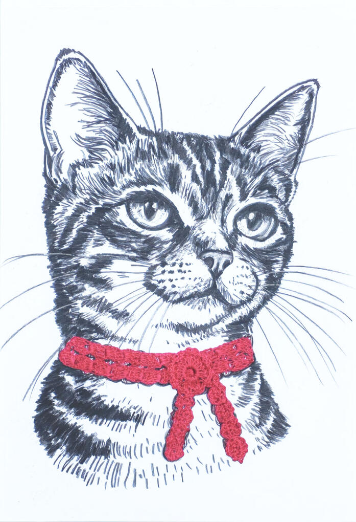 Gato común atigrado con complemento crochet collar color rojo.